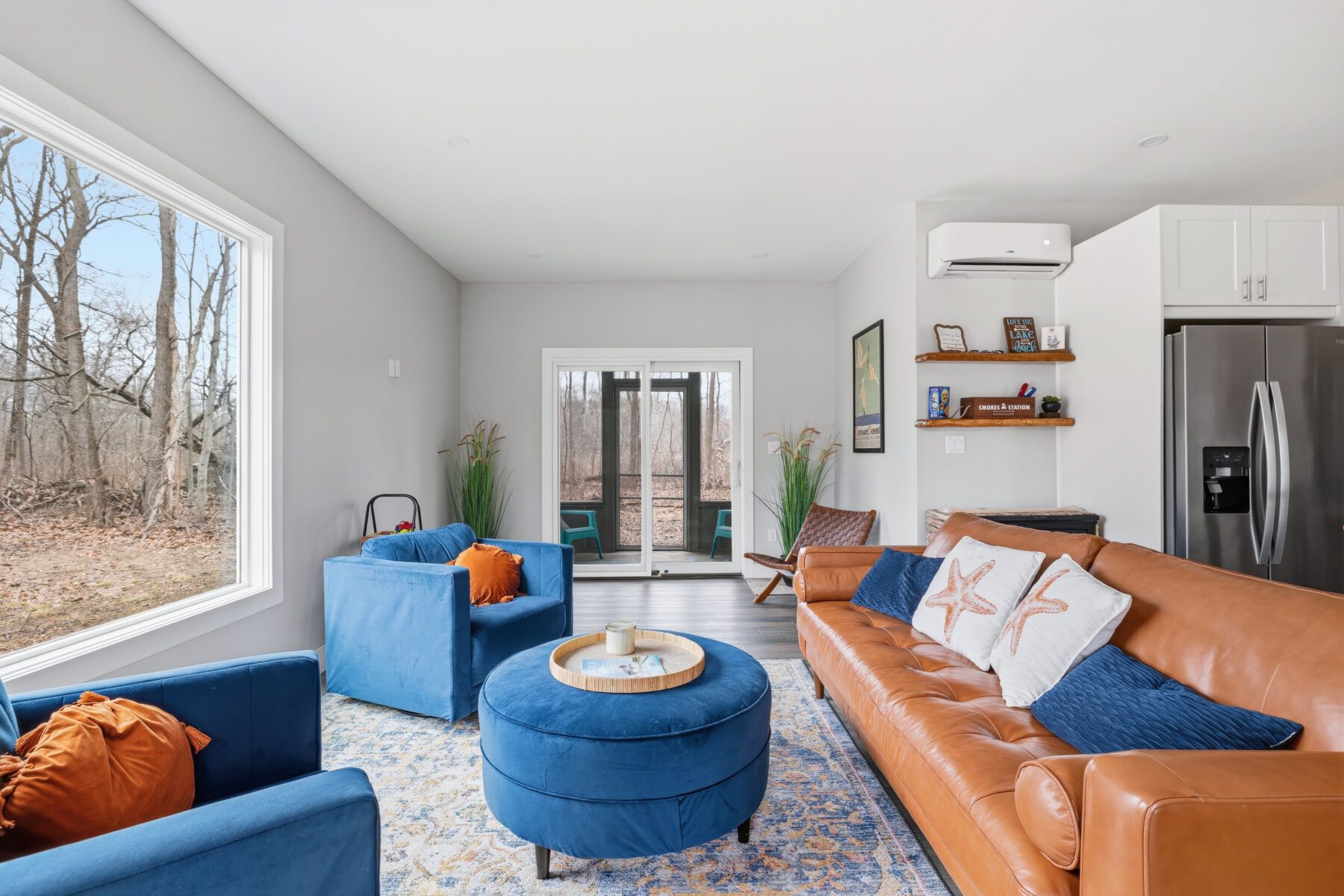 Living room to the screened in porch.