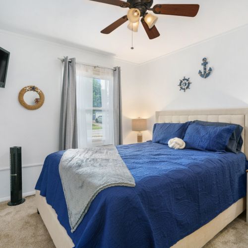 A Full size bed and relaxing vibe make this a great place to unwind.