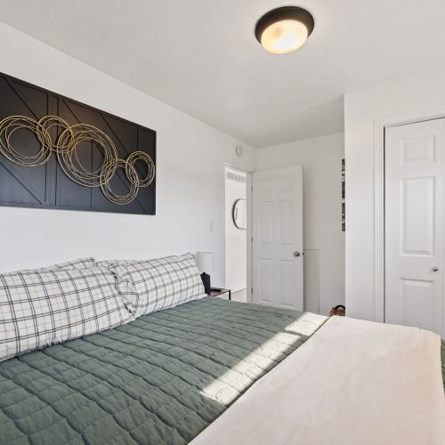 Bedroom with King Bed, Closet, Smart TV, 2 Side Tables & 2 Lamps