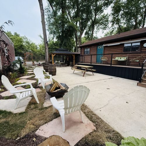 Funky Jungle - Outdoor fire pit area with a view of the cabin and landscaped surroundings, ideal for evening gatherings.