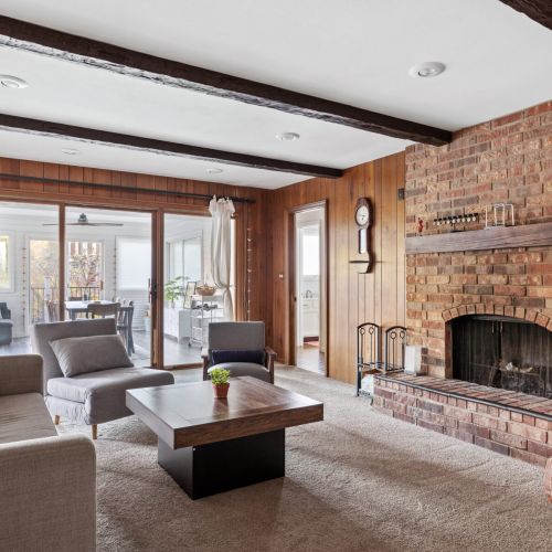 Willow on the Pond - Cozy up in spacious sitting area. Fireplace is not usable.