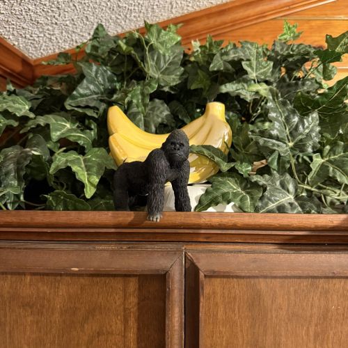 Fun jungle-inspired décor featuring monkeys and bananas for a cheerful cabin vibe.
