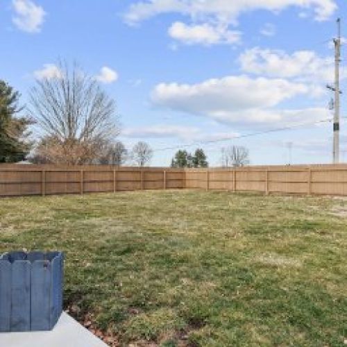 Willow's Retreat House - Back patio with seating for 4 and fire pit. Fenced in backyard