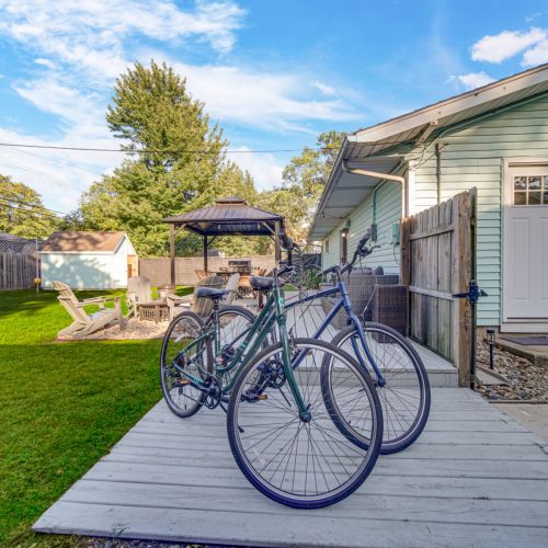 Complimentary bikes are available for guests to explore the neighborhood, enjoy a scenic ride to the beach, or cruise around town at their own pace.