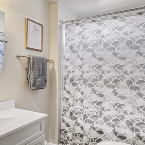 Bathroom 1
Full bathroom with modern fixtures, a shower/tub combo, and fresh towels for a comfortable stay.