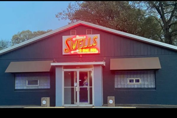 Swells a Dive Bar