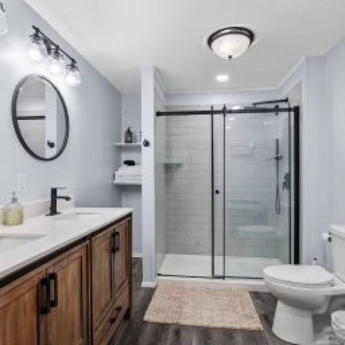 Willow's Retreat House - 3/4 bathroom with shower and double vanity sink