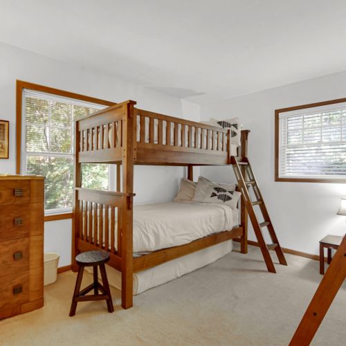 Bunkroom with 2 sets of bunks
4 single beds total