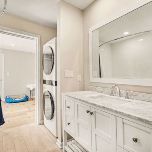 Bathroom 2 with tub and washer & dryer.