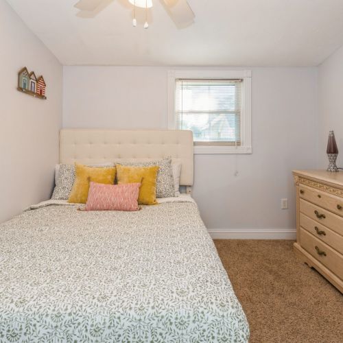 Queen bed with 2 dressers and Closet