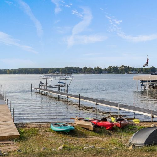 Lakefront with kayaks and paddle boards (use at own risk)