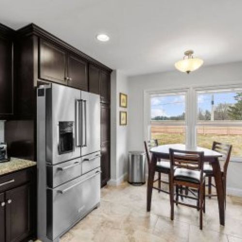 Willow's Retreat House - Fully equipped kitchen with stainless steel appliances and seating for 3 people and a bar with 4 stools