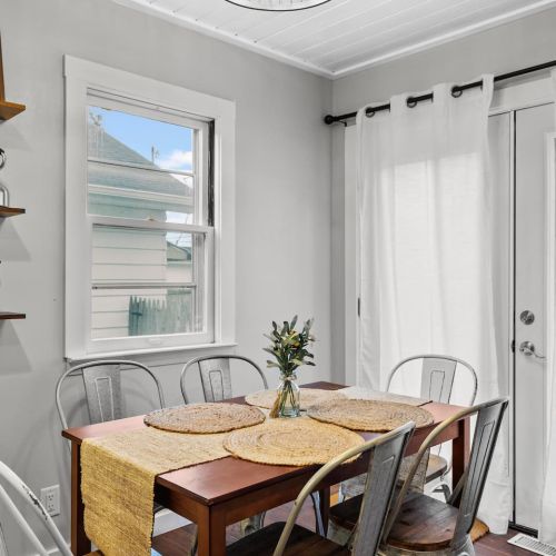 Eat-in kitchen