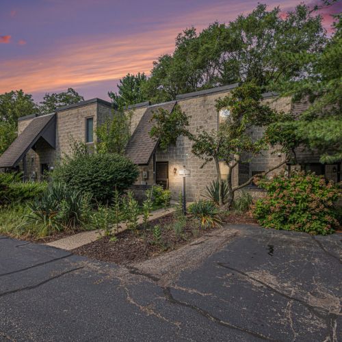 Welcome to Karwick! A front view of the condo.