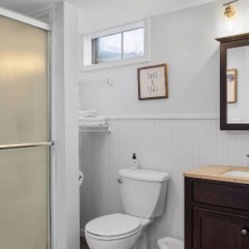 Willow's Retreat House - Bathroom in basement