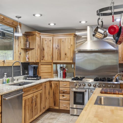 Kitchen with 2 Sinks