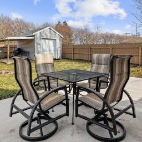 Willow's Retreat House - Back patio with seating for 4 and fire pit. Fenced in backyard