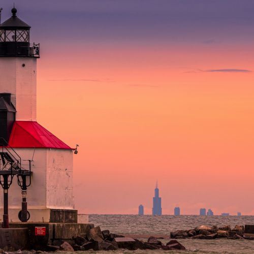 A 5 min drive to the Lake.  Enjoy sunsets looking at the Chicago Skyline.