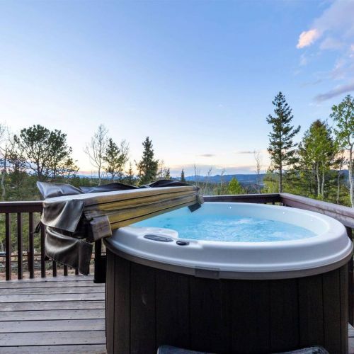 Hot tub for 2-3 people on the deck