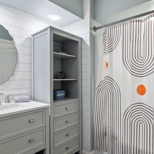 Willow on the Pond - Full guest bathroom featuring a tub/shower combo.