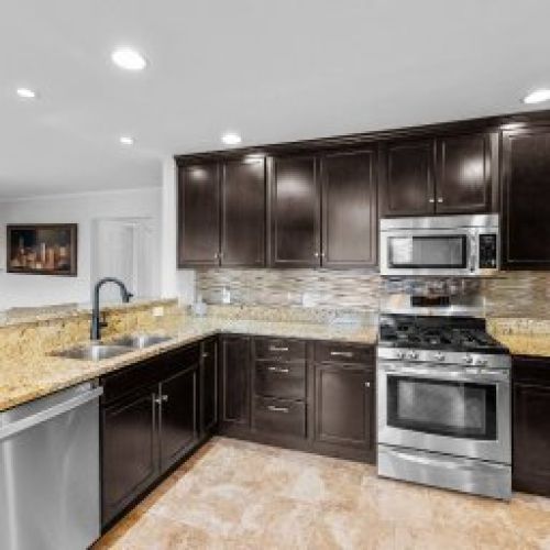 Willow's Retreat House - Fully equipped kitchen with stainless steel appliances and seating for 3 people and a bar with 4 stools