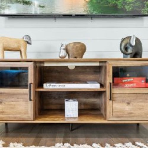 Willow's Retreat House - Sectional couch with tv, games, and a desk for working space. Beware of step down