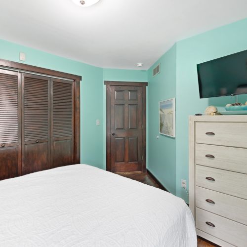 Bedroom 3 - View of entry door and closet.