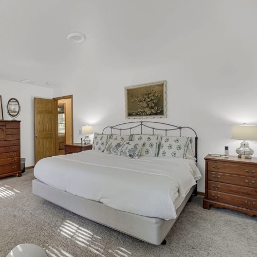 King bedroom with En Suite bathroom and walk in closet