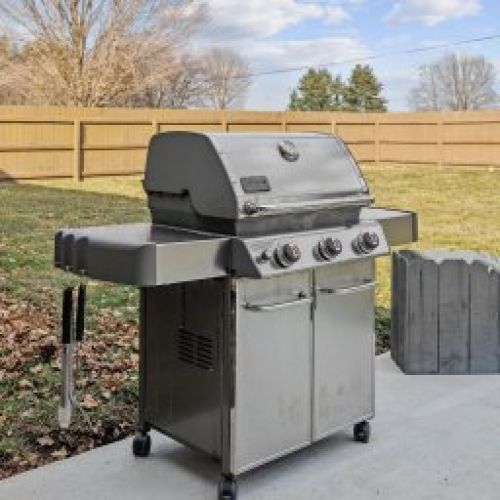 Willow's Retreat House - Back patio with seating for 4 and fire pit. Fenced in backyard with grill