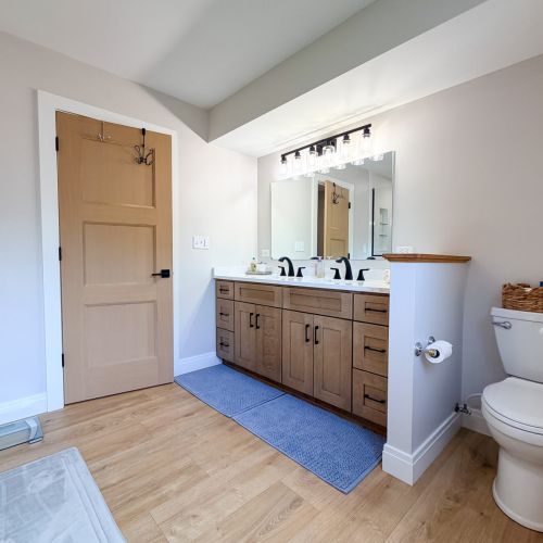 Private master bathroom with a spacious layout and modern finishes.