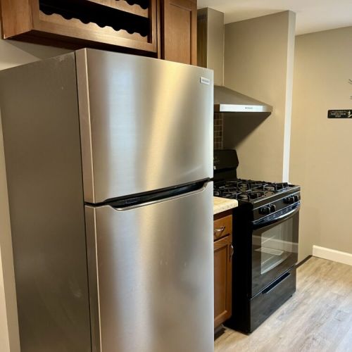 Kitchen / stove & refrigerator