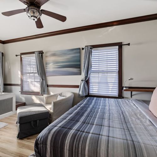 Main bedroom with jacuzzi overlooking the lake
