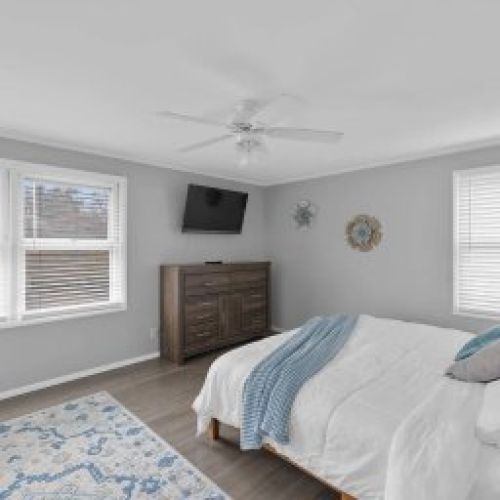 Willow's Retreat House - Upstairs bedroom with king bed.
