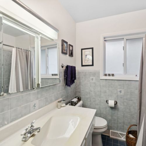 Full Hall Bathroom on Main Floor Between Queen and Double Bedrooms