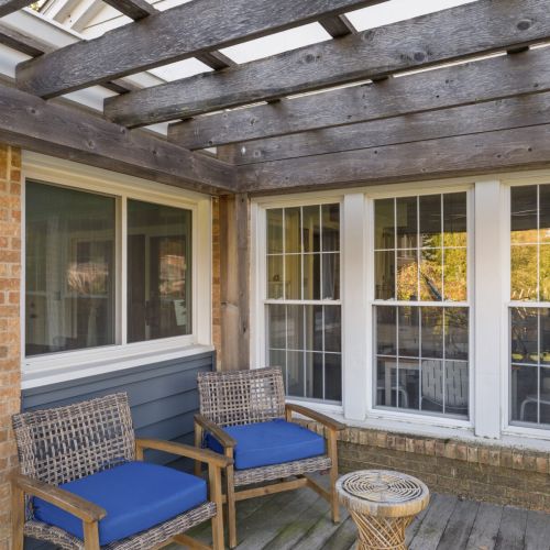 Willow on the Pond - Inviting outdoor sitting area — perfect for relaxing.