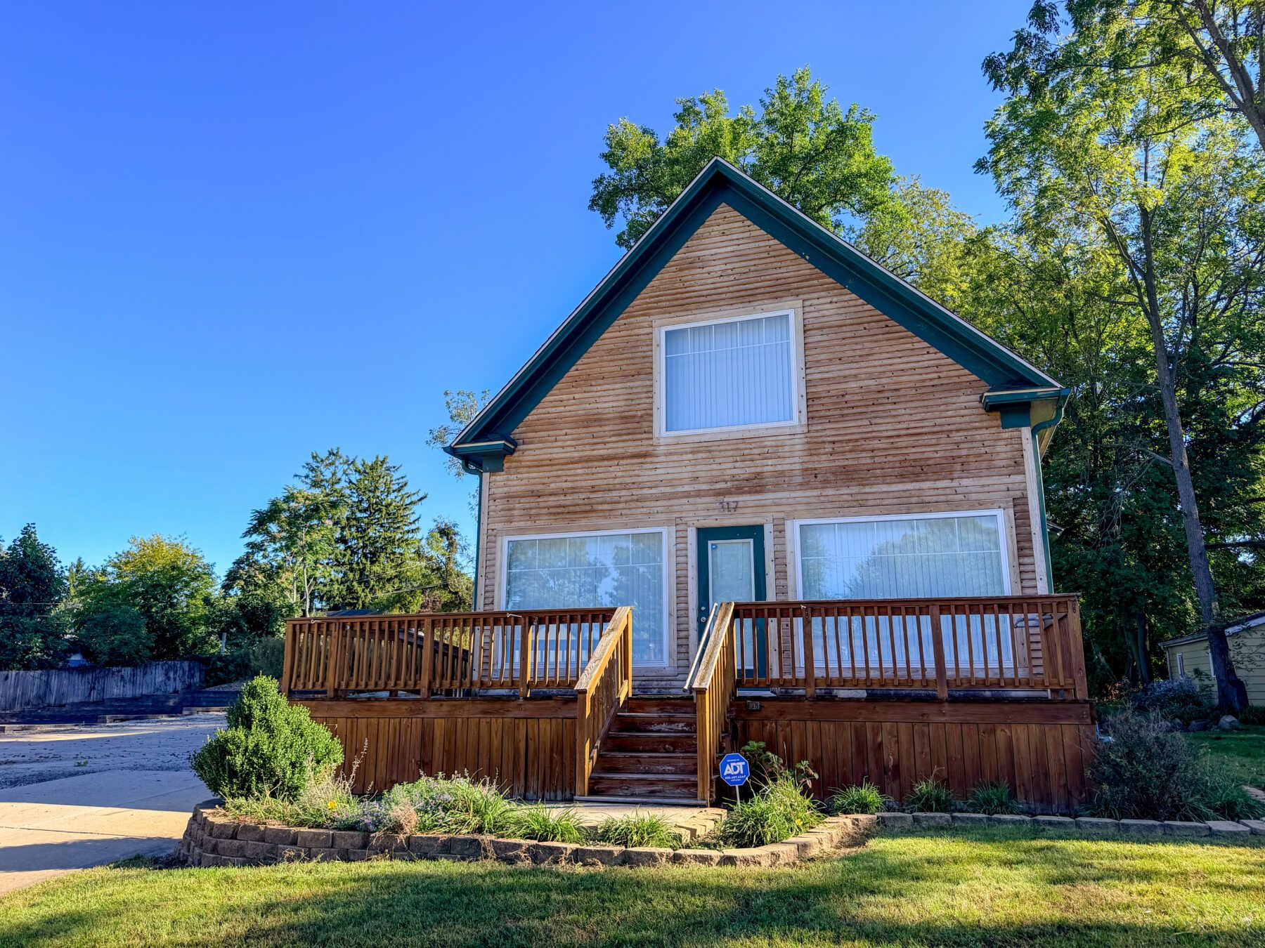 Welcome to Full Throttle Retreat! A Duplex with a Lower and Upper unit!