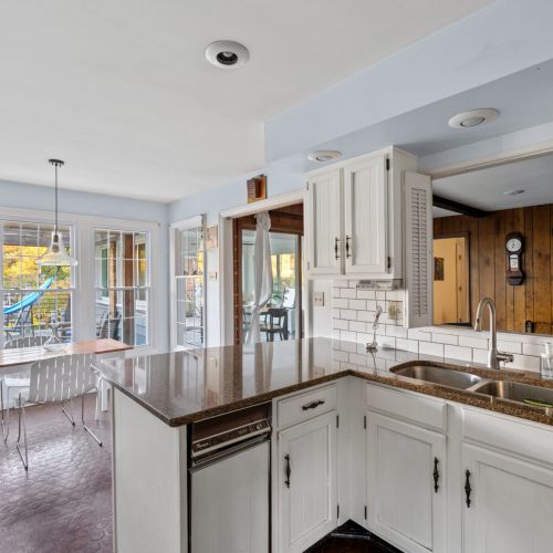 Willow on the Pond - Kitchen and dining nook with easy access to the sitting area for casual meals and gatherings.