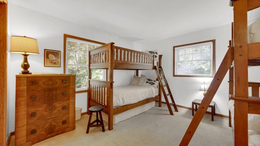 Bunkroom with 2 sets of bunks
4 single beds total