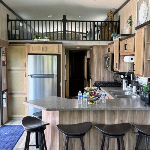 Kitchen with an open layout and a view of the loft, offering a spacious and inviting atmosphere.