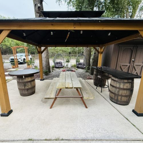 Funky Jungle - Covered pavilion with picnic tables and wine barrel tables, ideal for outdoor meals and socializing.