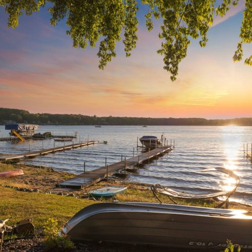 Lakefront with kayaks and paddle boards (use at own risk)
