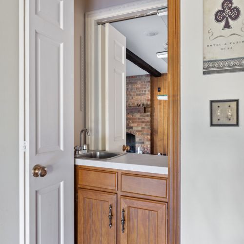 Willow on the Pond - Bar area, perfect for entertaining.