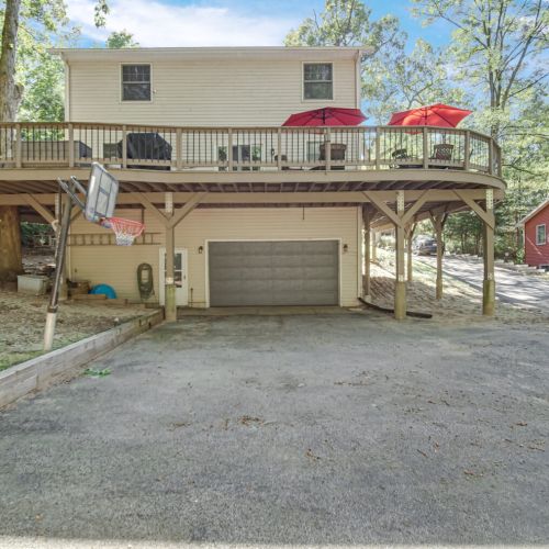 Parking for up to 4 cars,
Basketball hoop, Garage has all Beach Essentials and PING PONG table.