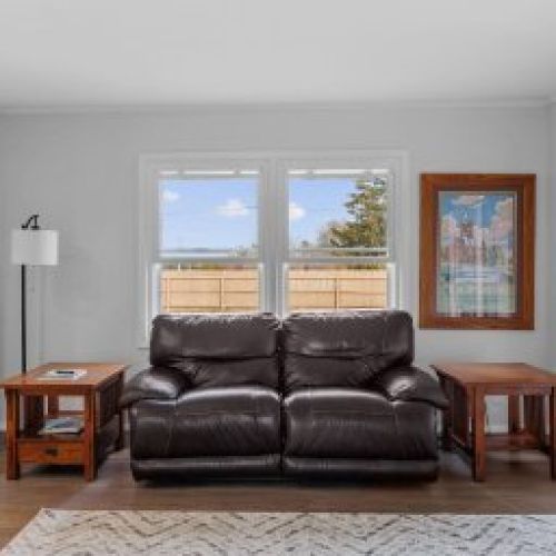 Willow's Retreat House - Family room overlooking backyard near kitchen and door leading to back porch. Fireplace not functional