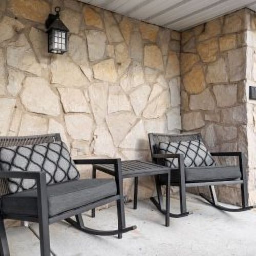 Willow's Retreat House - Front porch with seating area overlooking front yard