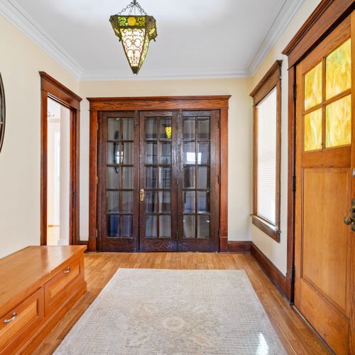 Welcoming front entrance with a bench, perfect for putting on shoes or dropping off bags.